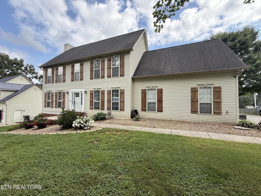 Welcome home to this beautiful traditional two-story residence - photo 3