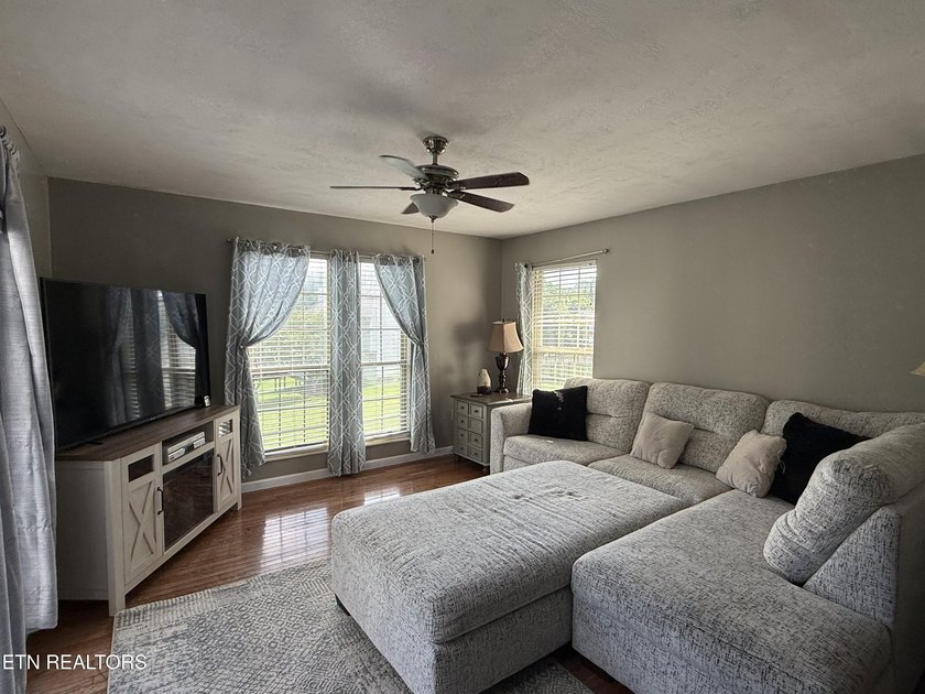 Welcome home to this beautiful traditional two-story residence - photo 10