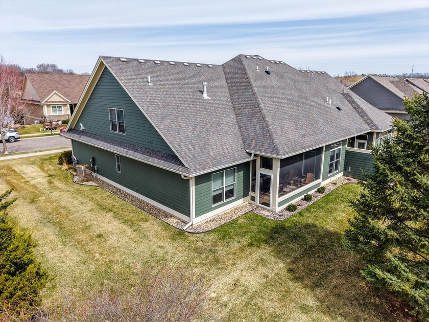 Welcome to this stunning 3-bedroom, 3-bathroom slab-on-grade - photo 2