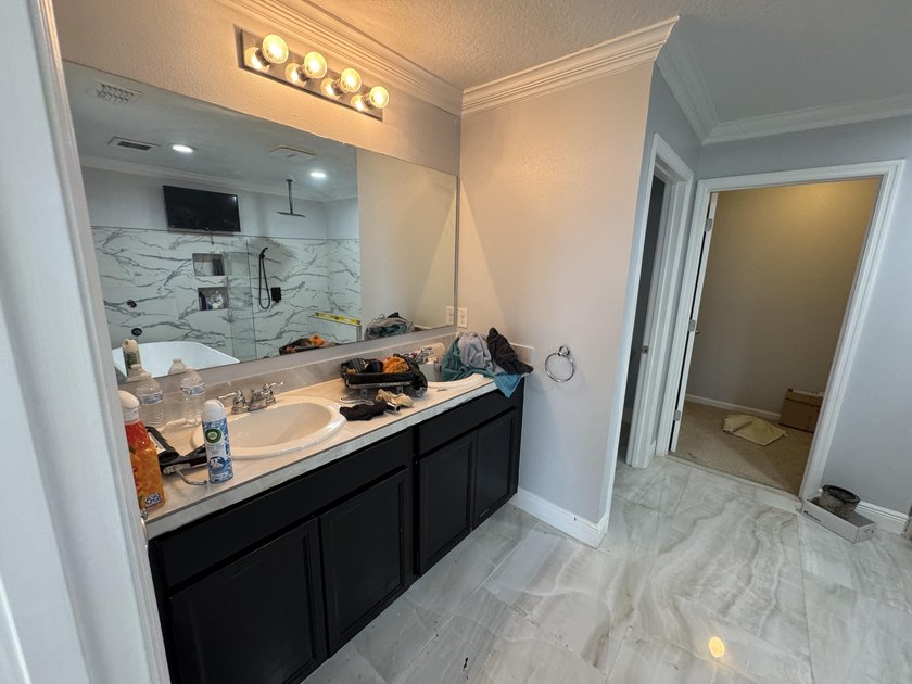 THIS IS A SHORT SALE- Check out this 4 BED 2.5 BATH built in - photo 11