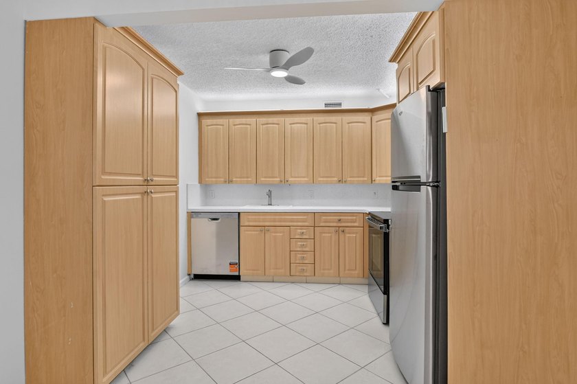 Light and Bright 2-bedroom, 2-bathroom condo on the 3rd floor - photo 3