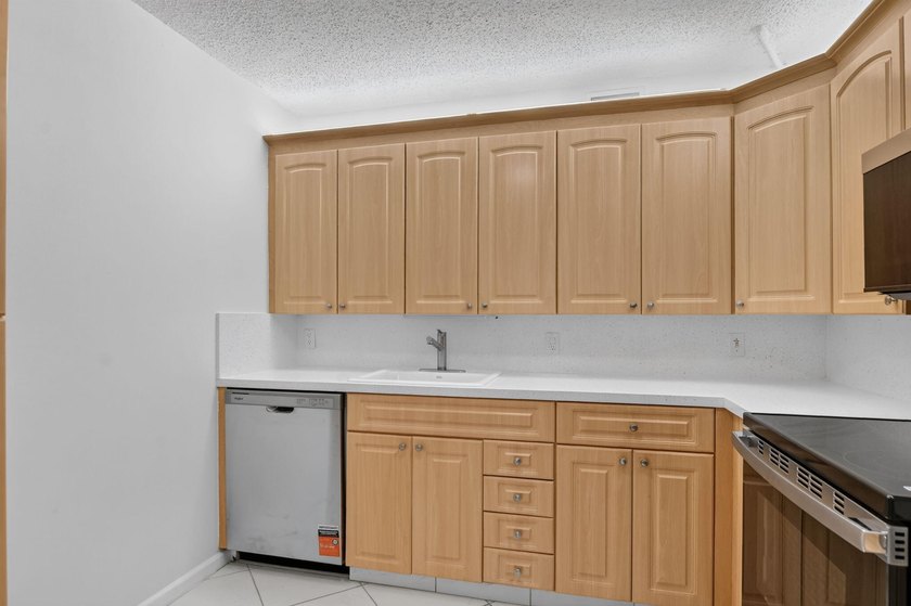Light and Bright 2-bedroom, 2-bathroom condo on the 3rd floor - photo 6