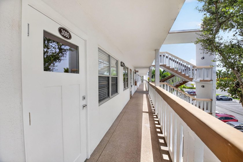 2/1.5, Amazing corner unit on the third floor offers an - photo 4