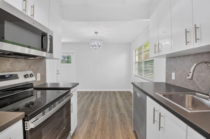 2/1.5, Amazing corner unit on the third floor offers an - photo 7