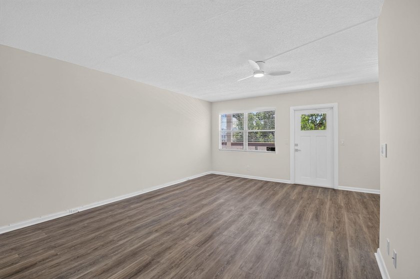 2/1.5, Amazing corner unit on the third floor offers an - photo 10