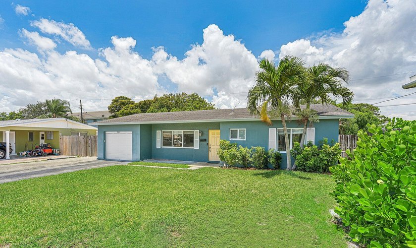 Welcome to this beautifully maintained 2-bedroom, 2-bath home - photo 2