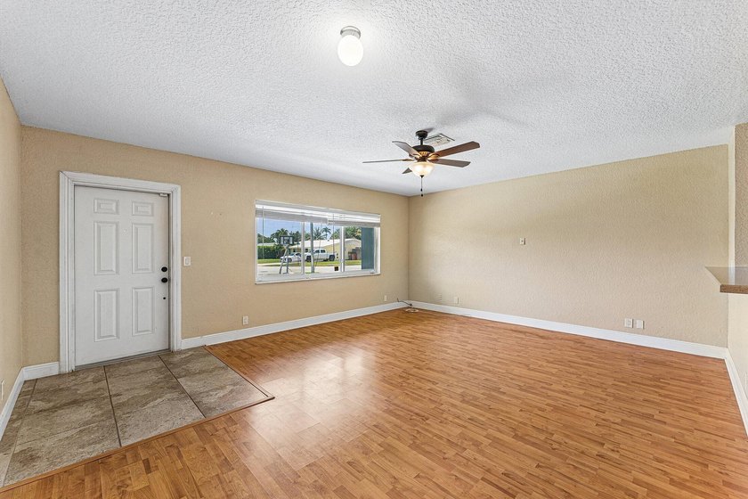 Welcome to this beautifully maintained 2-bedroom, 2-bath home - photo 4