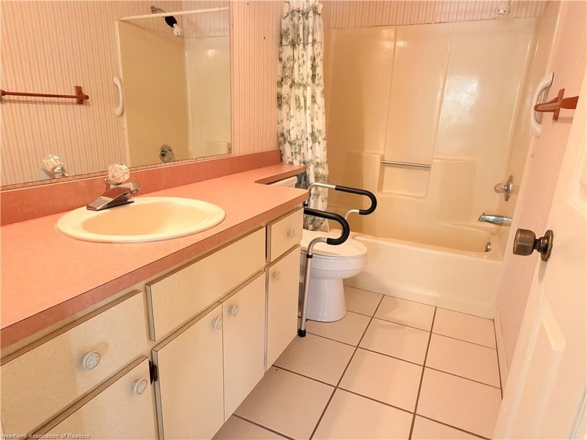 Beautiful canal-front home in a quiet neighborhood with access - photo 11