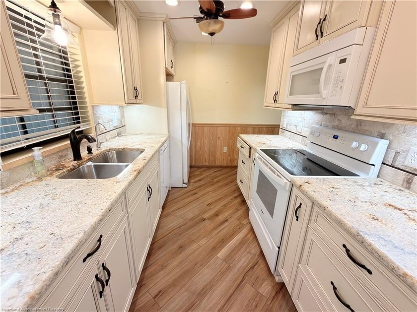 Beautiful canal-front home in a quiet neighborhood with access - photo 18