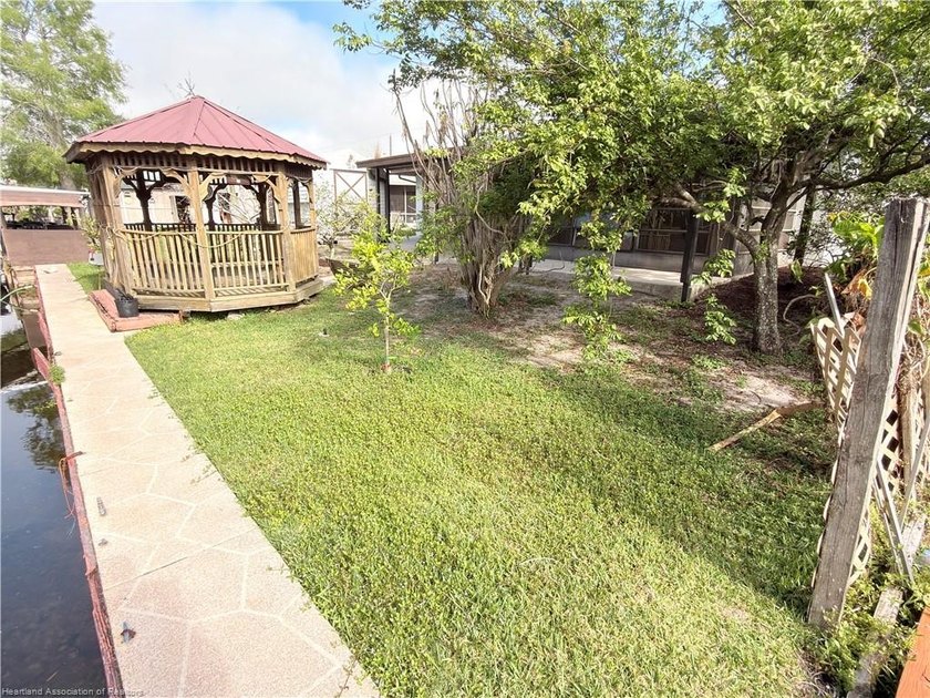 Beautiful canal-front home in a quiet neighborhood with access - photo 24