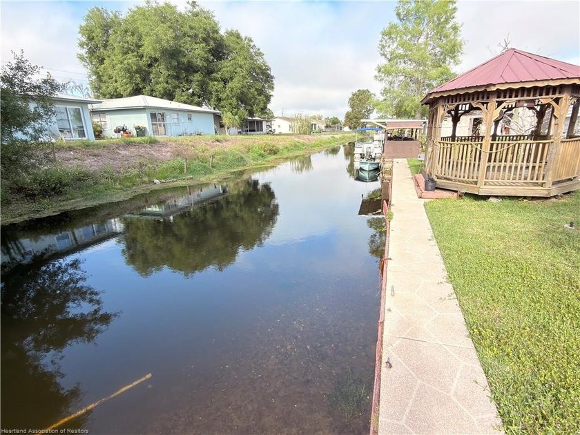 Beautiful canal-front home in a quiet neighborhood with access - photo 25