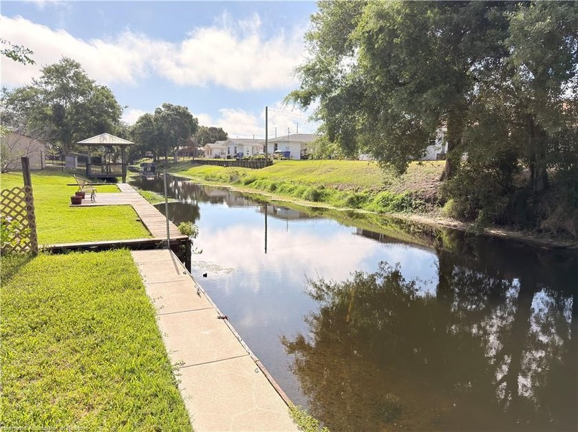 Beautiful canal-front home in a quiet neighborhood with access - photo 26