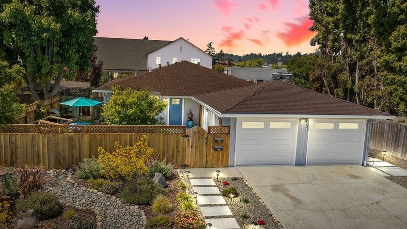 Two turn-key homes on one large lot with extra building area and - photo 6