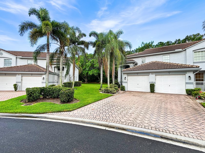 Second-floor condo with 3 bedrooms, 2 bathrooms, vaulted - photo 2