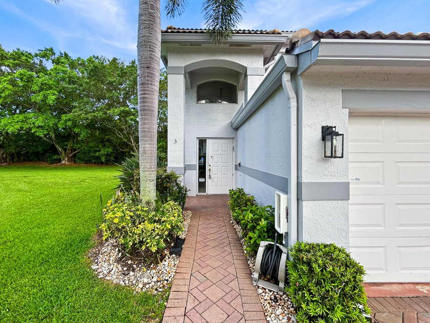 Second-floor condo with 3 bedrooms, 2 bathrooms, vaulted - photo 3