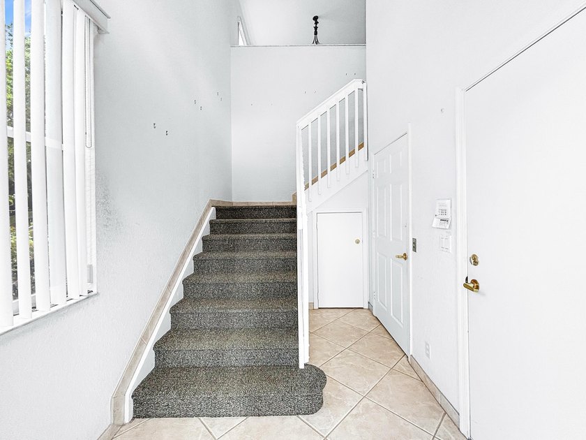 Second-floor condo with 3 bedrooms, 2 bathrooms, vaulted - photo 6