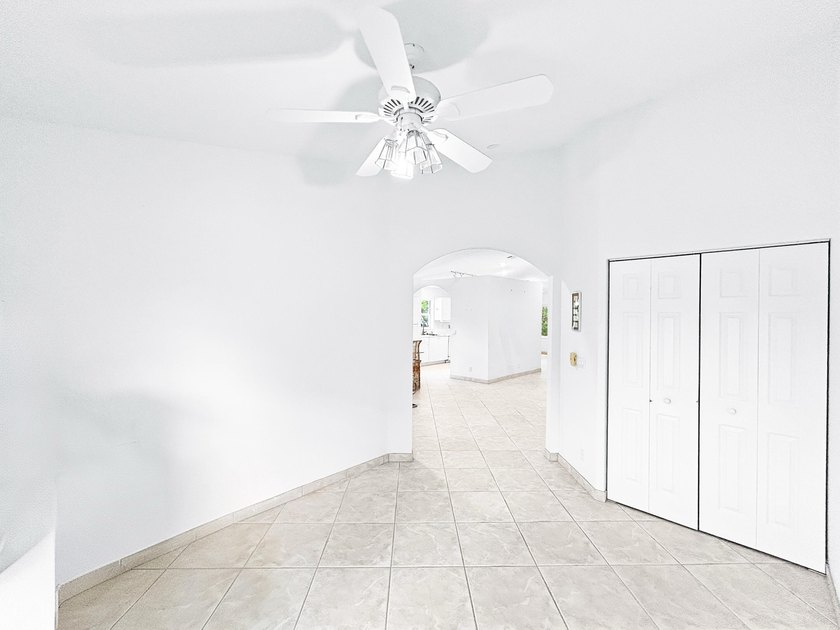 Second-floor condo with 3 bedrooms, 2 bathrooms, vaulted - photo 7