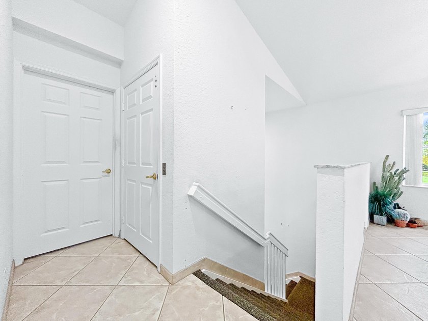 Second-floor condo with 3 bedrooms, 2 bathrooms, vaulted - photo 8