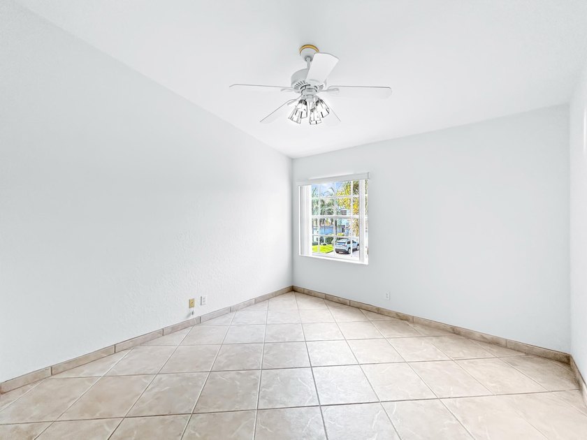 Second-floor condo with 3 bedrooms, 2 bathrooms, vaulted - photo 9