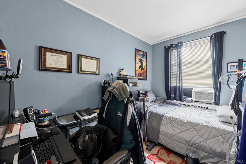 Bright top-floor 2-bedroom co-op for sale in Norwood, Bronx - photo 11