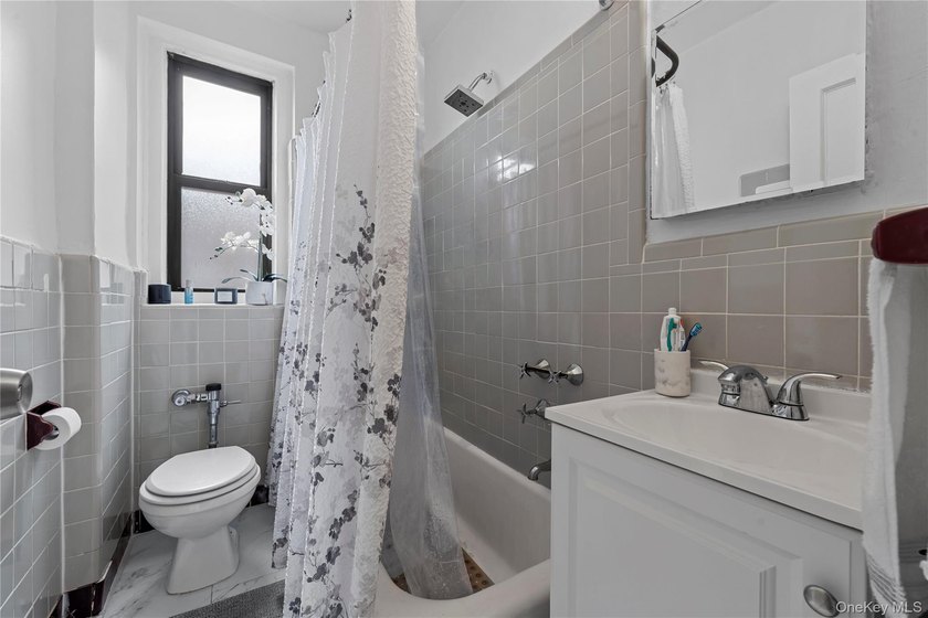 Bright top-floor 2-bedroom co-op for sale in Norwood, Bronx - photo 12