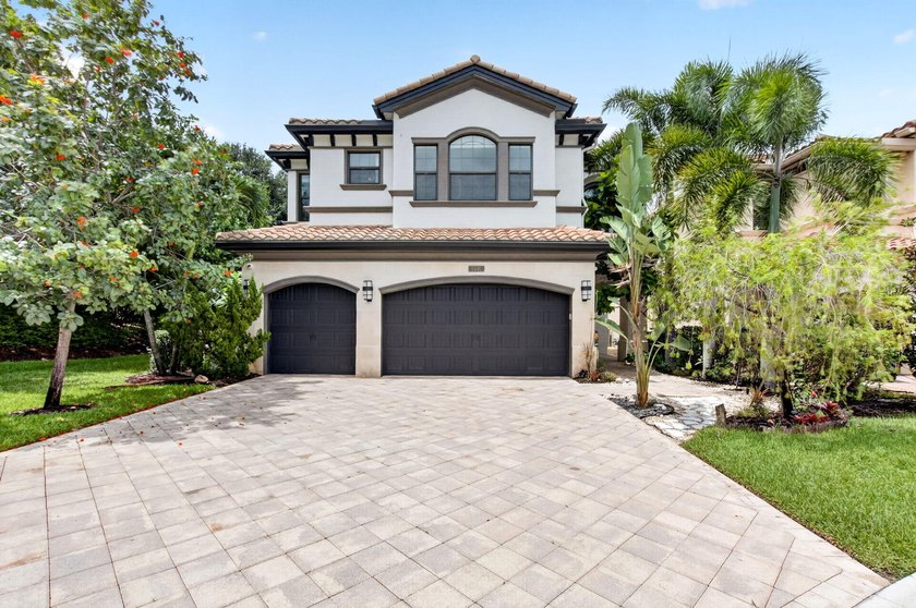 Welcome to this stunning waterfront cul-de-sac single-family - photo 3