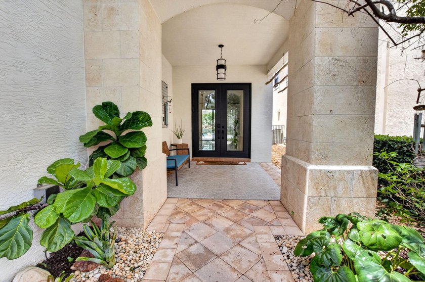 Welcome to this stunning waterfront cul-de-sac single-family - photo 6
