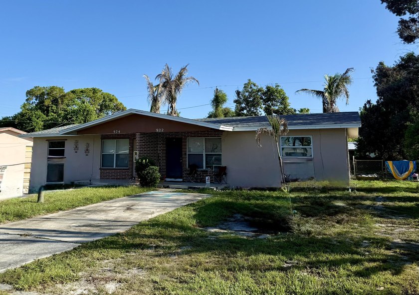 South Fort Pierce concrete block duplex(922 &amp; 924 Skylark). Both - photo 2