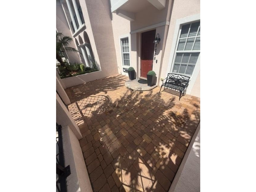 Location &amp; Luxury! Super low 300/m HOA, on prime lot, spacious - photo 4