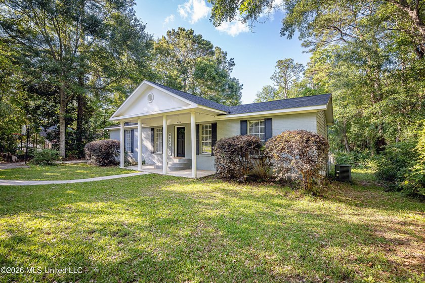 Adorable and well maintained home in the desirable golf - photo 3