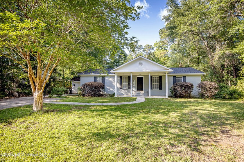 Adorable and well maintained home in the desirable golf - photo 4