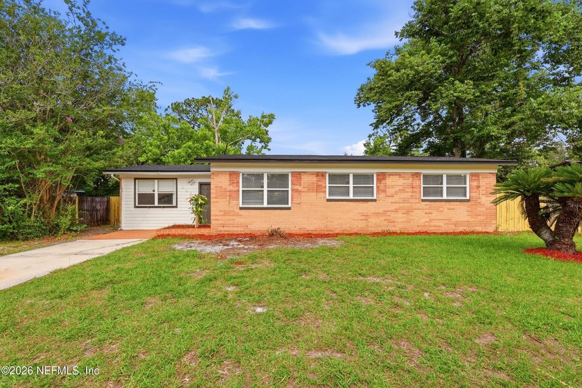 Completely renovated and move-in ready! This beautiful 4-bedroom - photo 3