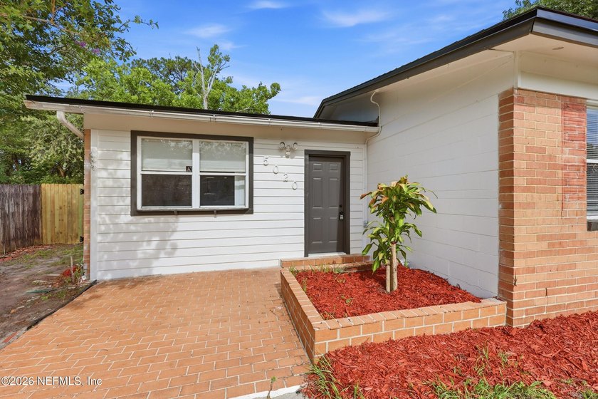 Completely renovated and move-in ready! This beautiful 4-bedroom - photo 4