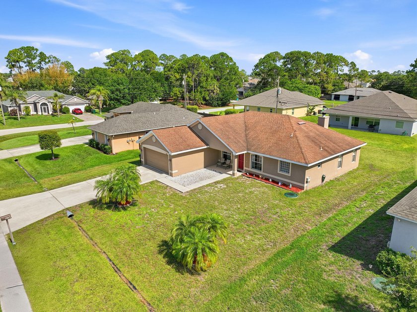Don't miss this well-maintained 3-bedroom, 2-bath, 2-car garage - photo 2