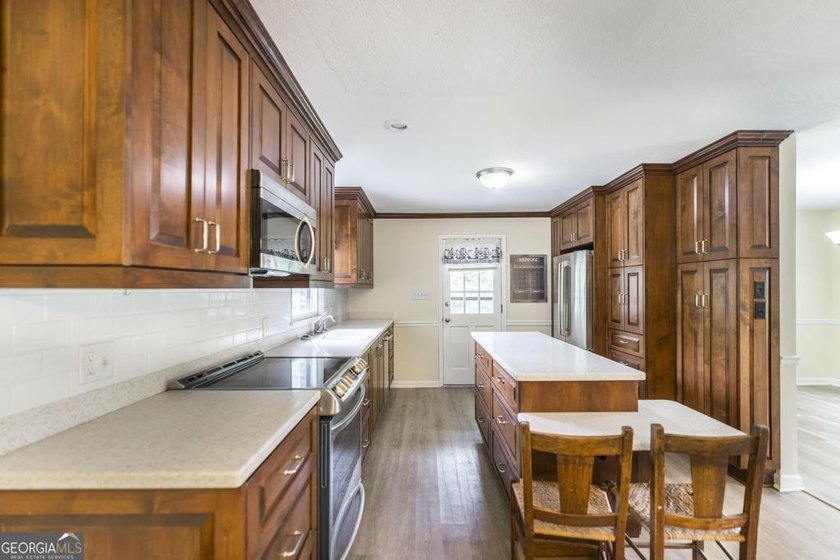 This move-in-ready, single-story 3-bedroom, 1.5-bathroom brick - photo 11