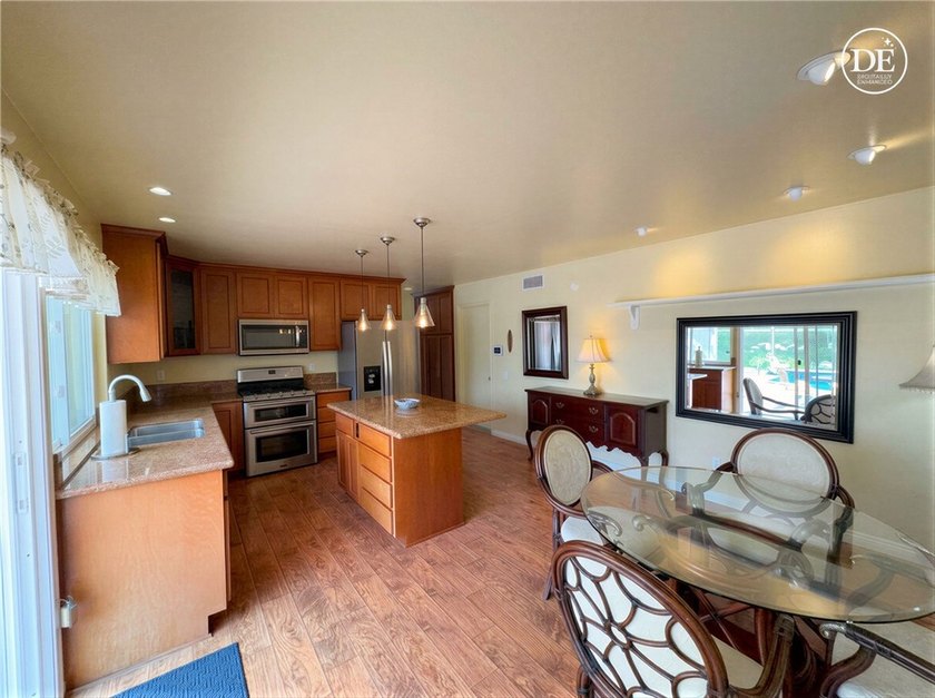 Just one mile from the beach, this immaculate and move-in ready - photo 12