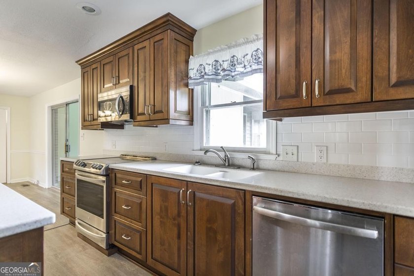 This move-in-ready, single-story 3-bedroom, 1.5-bathroom brick - photo 14