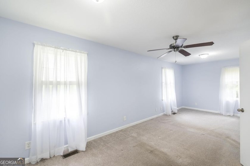 This move-in-ready, single-story 3-bedroom, 1.5-bathroom brick - photo 17