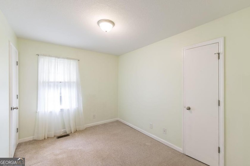 This move-in-ready, single-story 3-bedroom, 1.5-bathroom brick - photo 20