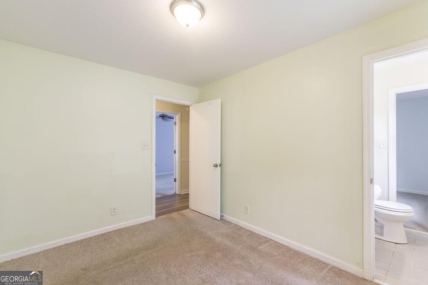 This move-in-ready, single-story 3-bedroom, 1.5-bathroom brick - photo 21