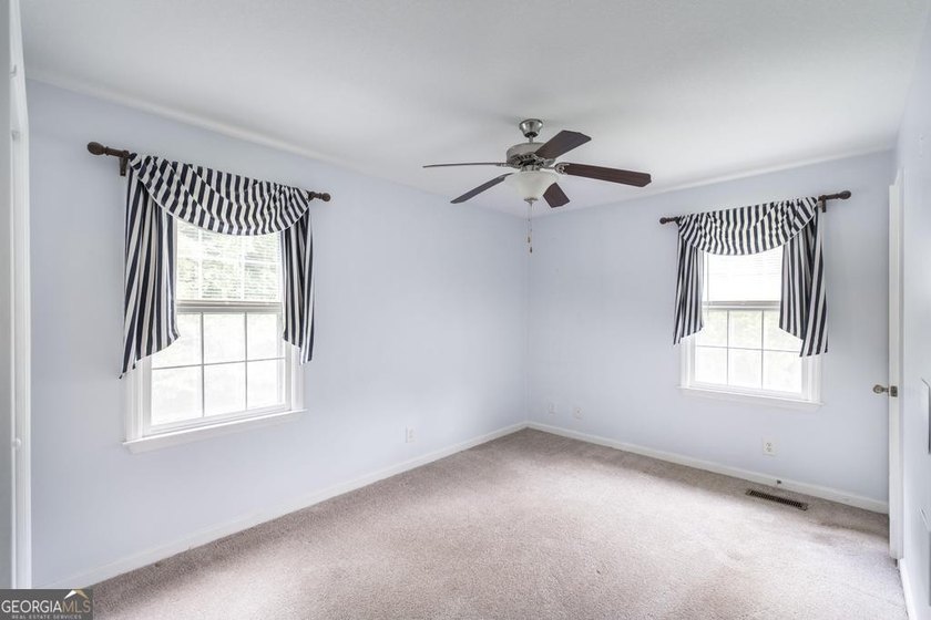 This move-in-ready, single-story 3-bedroom, 1.5-bathroom brick - photo 24