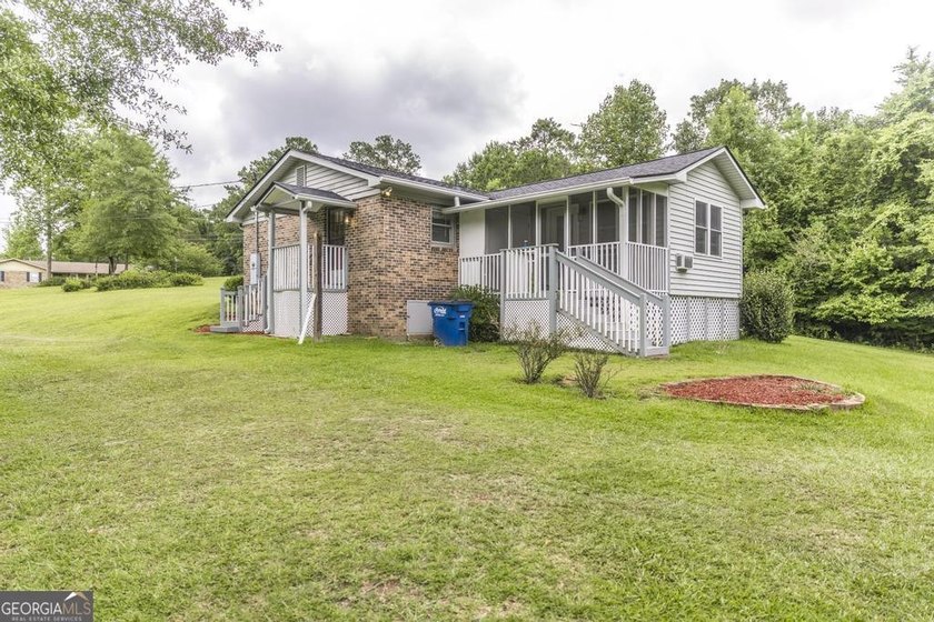 This move-in-ready, single-story 3-bedroom, 1.5-bathroom brick - photo 27