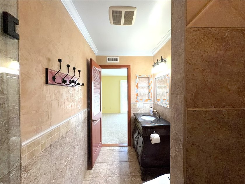 Just one mile from the beach, this immaculate and move-in ready - photo 28