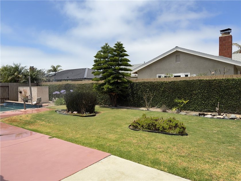 Just one mile from the beach, this immaculate and move-in ready - photo 33