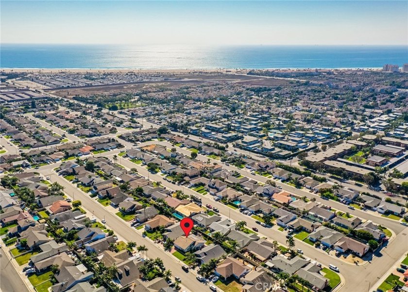 Just one mile from the beach, this immaculate and move-in ready - photo 34
