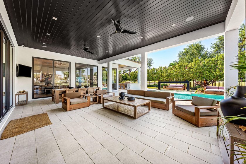 Welcome to 117 Thatch Palm Cove, located on the quietest - photo 34