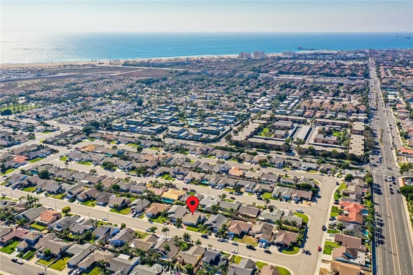 Just one mile from the beach, this immaculate and move-in ready - photo 35