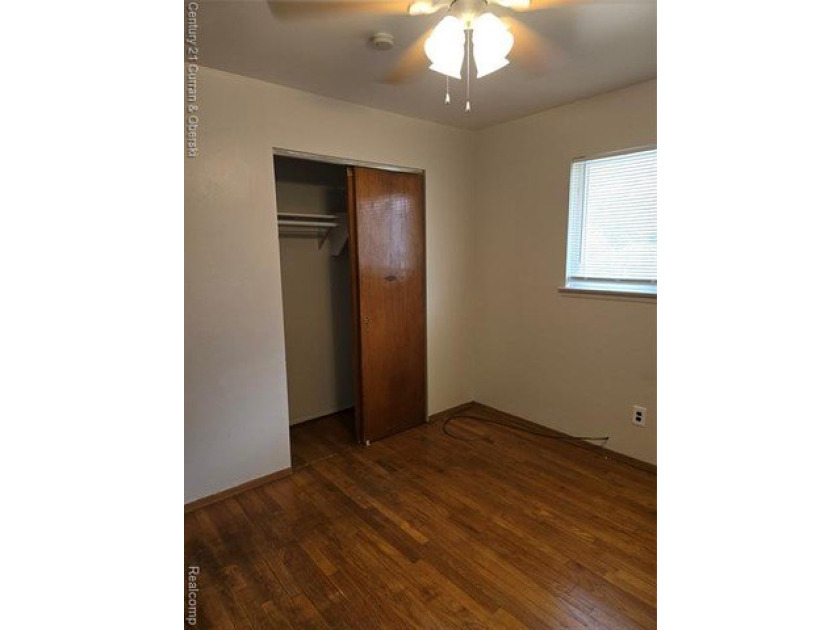8 unit apartment building, 2 separate buildings with 4 (one) - photo 10