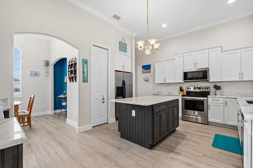 Pool home in the desirable Torino area with no HOA! This - photo 4