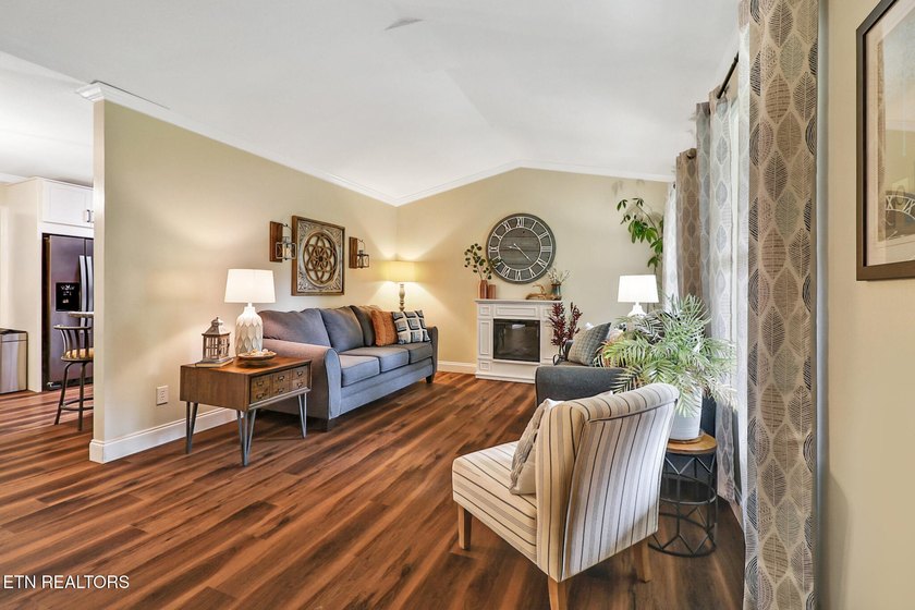 Completely Remodeled Home on a Double Lot - Move-In Ready! Don't - photo 6